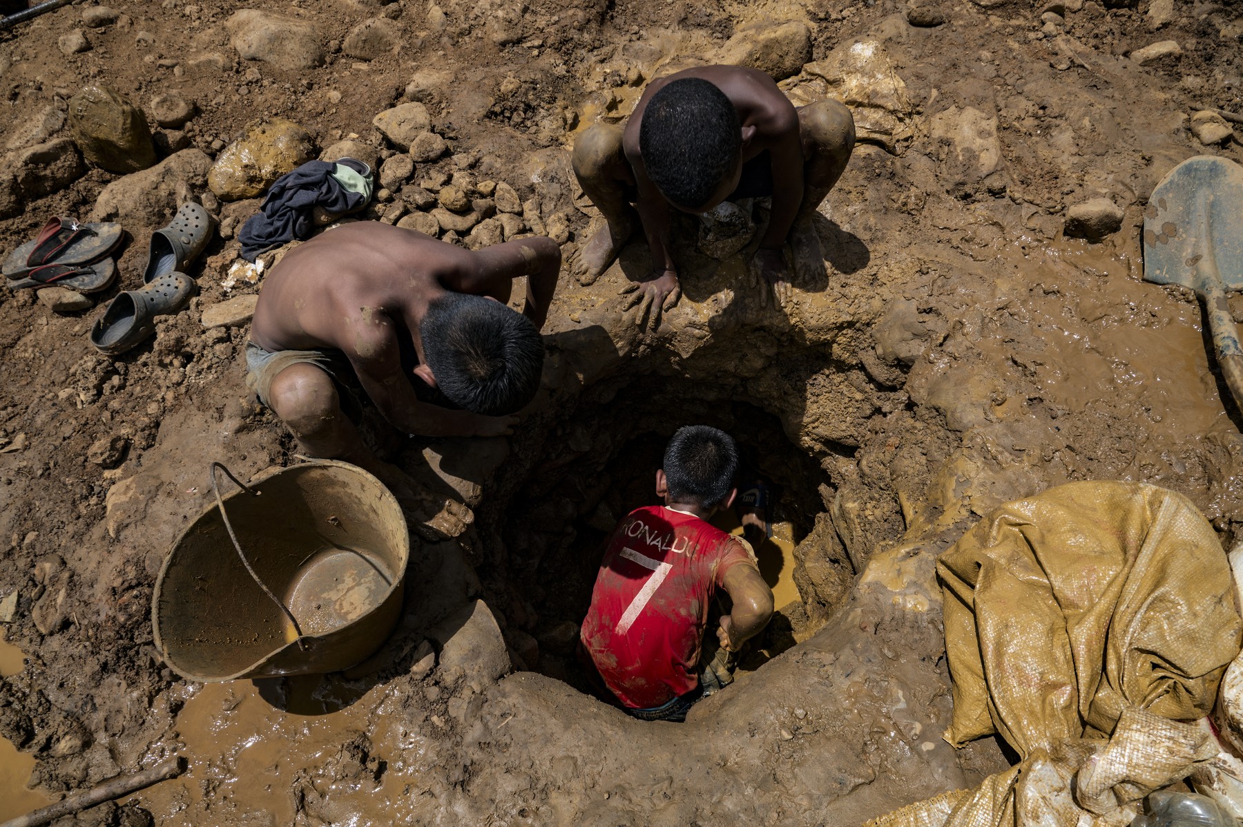 VIDEO 10.000 de muncitori ilegali au fost expulzaţi de armată dintr-o mină de aur clandestină din Venezuela