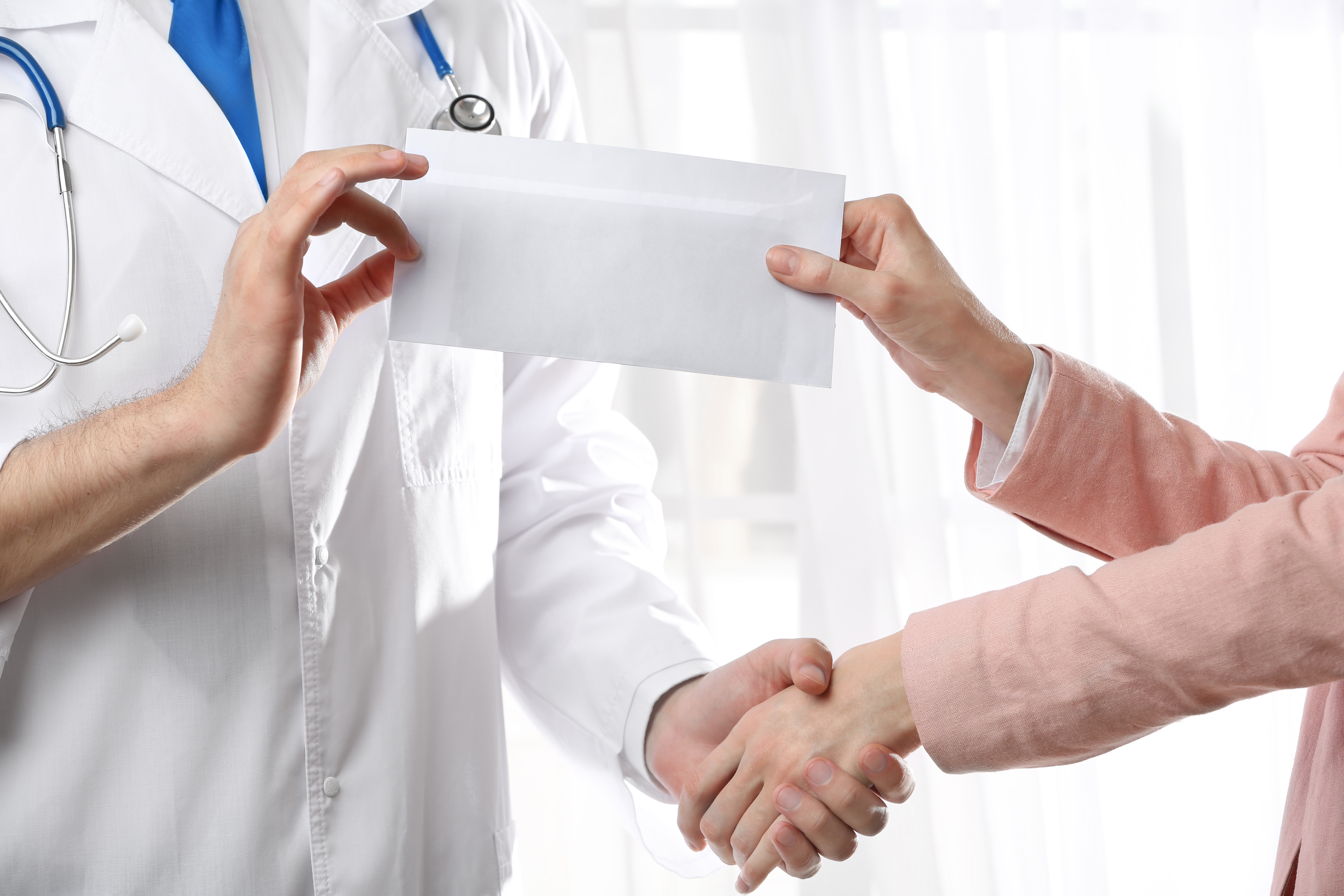 Flagrant la Spitalul Județean Giurgiu: Un medic ginecolog a fost prins în timp ce primea mită pentru o cezariană