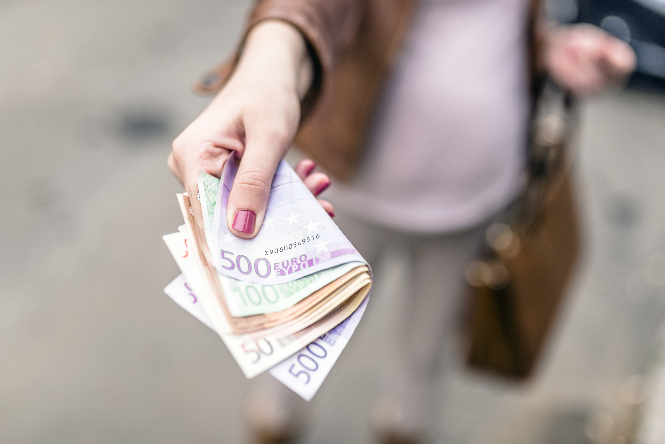 O femeie din Arad a fost prinsă în flagrant în timp ce lua 5.000 de euro mită de la o altă femeie, pentru a-i elibera soțul din arest