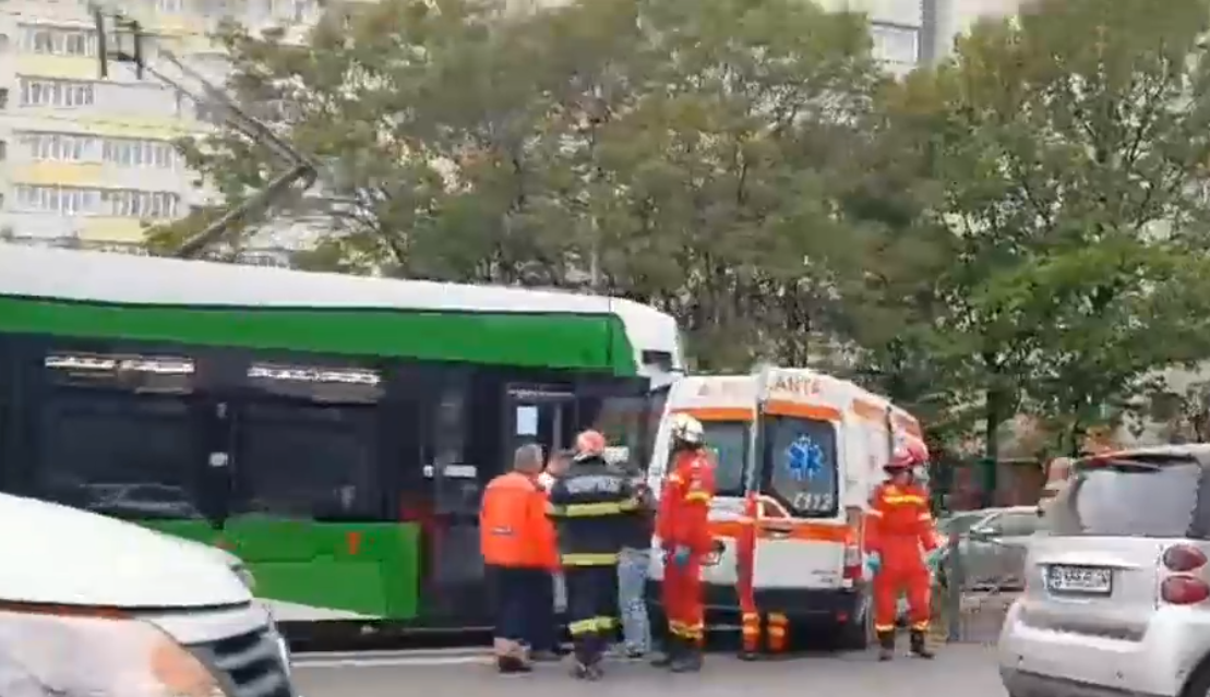 Accident grav în București. Un tramvai a lovit o ambulanță care ducea un pacient la spital