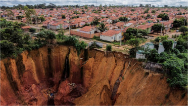 râpă uriașă formată în Buriticupu, Brazilia, în urma eroziunii solului
