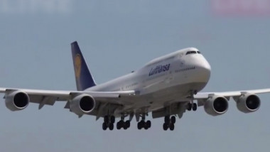 un boeing 747 al lufthansa vine la aterizare