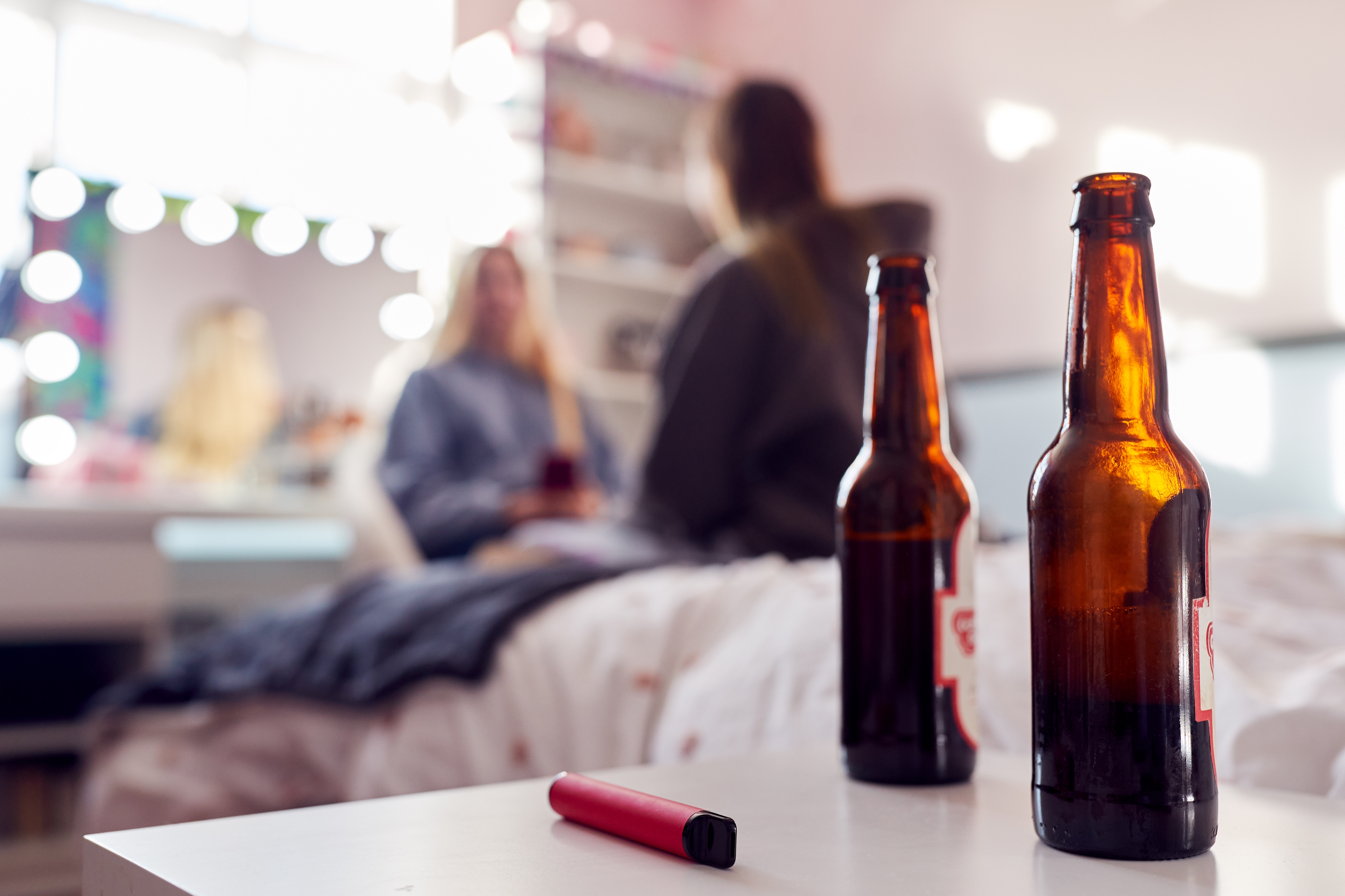 OMS este îngrijorată de consumul „alarmant” de alcool și țigări electronice în rândul tinerilor: „O amenințare gravă”