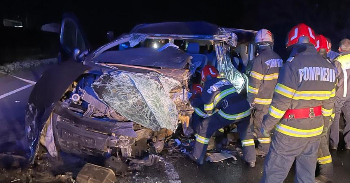 . Trei bărbaţi, răniţi într-un accident în care au fost implicate un autoturism şi două dube, în Cluj|EpicNews