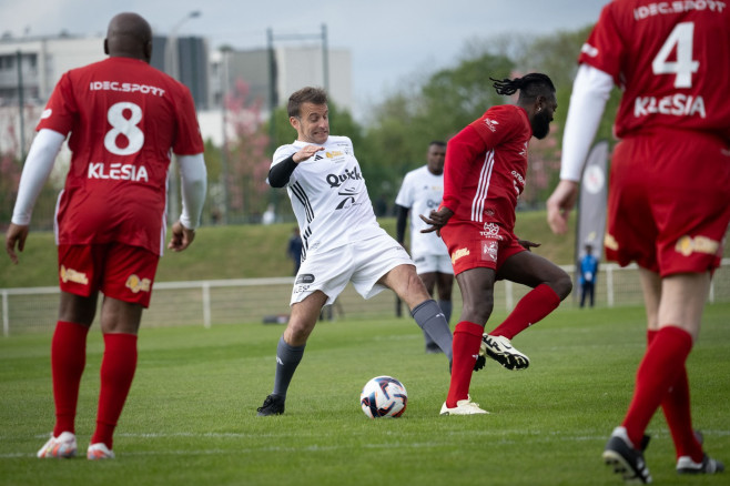 emmanuel macron la un meci de fotbal