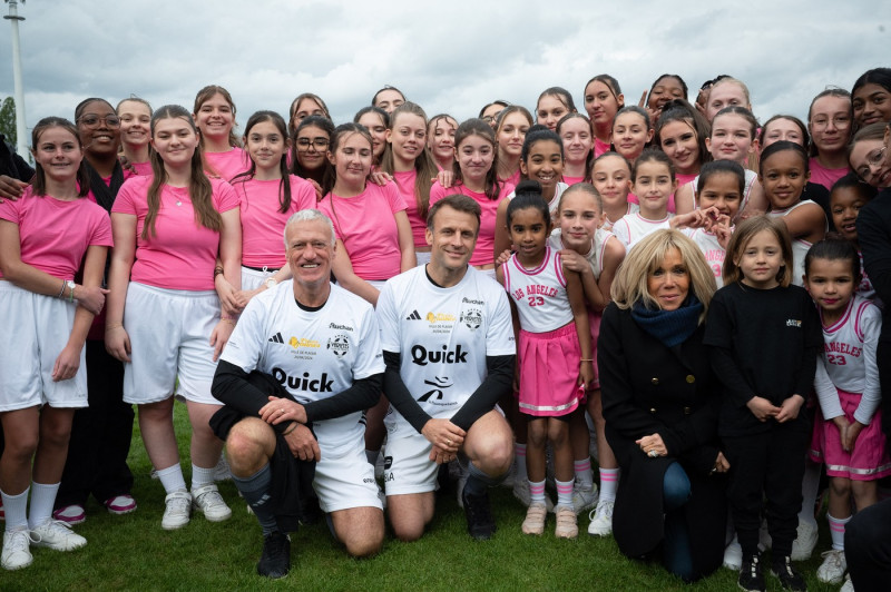 Le président de la République Emmanuel Macron et sa femme la Première Dame Brigitte Macron lors du match de football caritatif du Variétés club de France au profit de l'opération Pièces jaunes au stade Bernard Giroux à Plaisir