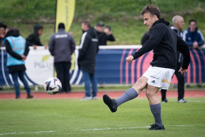 Le président de la République Emmanuel Macron et sa femme la Première Dame Brigitte Macron lors du match de football caritatif du Variétés club de France au profit de l'opération Pièces jaunes au stade Bernard Giroux à Plaisir