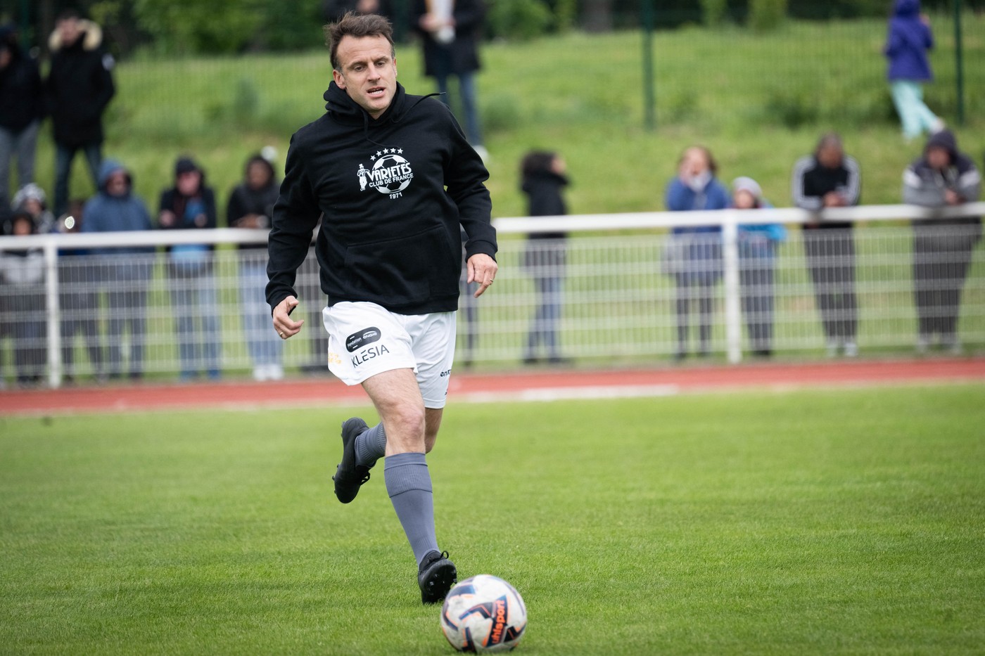 Emmanuel Macron a jucat un meci în scop caritabil cu fotbaliști celebri. Președintele Franței a dat chiar gol din penalty