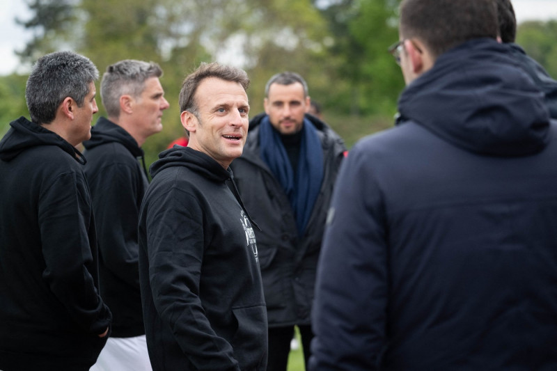 Le président de la République Emmanuel Macron et sa femme la Première Dame Brigitte Macron lors du match de football caritatif du Variétés club de France au profit de l'opération Pièces jaunes au stade Bernard Giroux à Plaisir