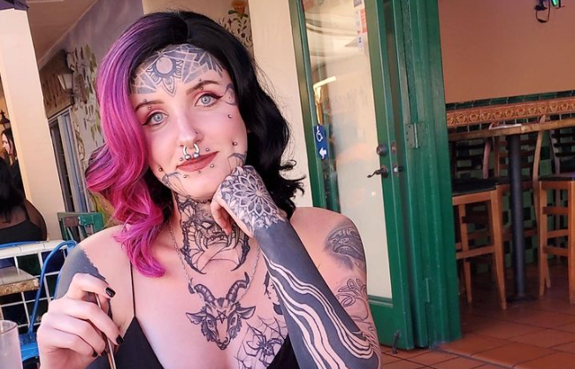 O femeie s-a plâns pe TikTok că nu a fost angajată din cauza tatuajelor. Postarea s-a viralizat și a devenit subiect de dezbatere