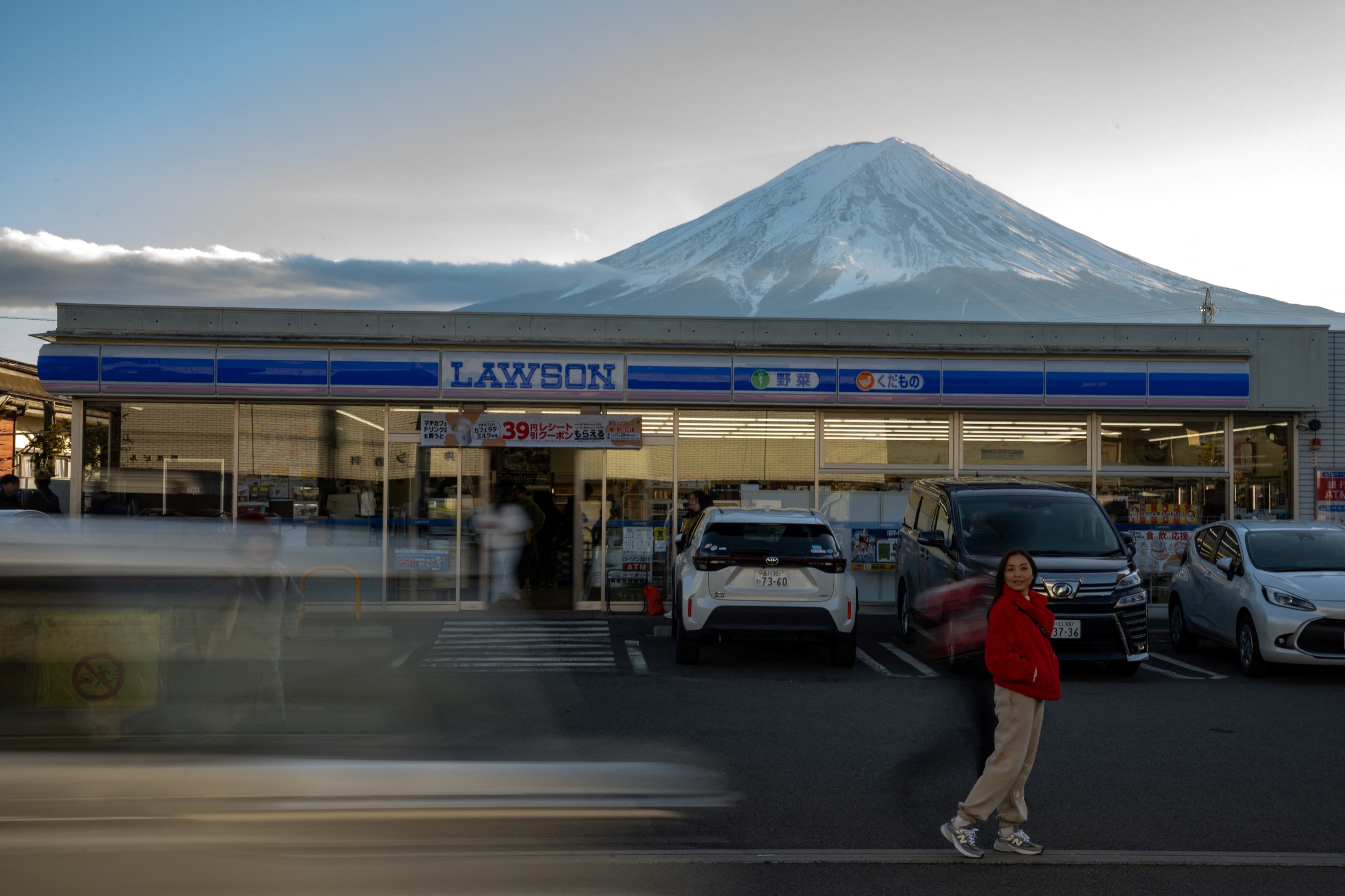 Un oraș japonez vrea să ridice un gard din plasă pentru a bloca fotografiile turistice ale Muntelui Fuji