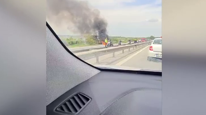 O mașină a luat foc pe A1 imediat după ce șoferul a oprit pe banda de urgență și a deschis portbagajul