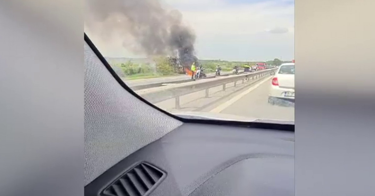 O mașină a luat foc pe A1 imediat după ce șoferul a oprit pe banda de urgență și a deschis portbagajul|EpicNews