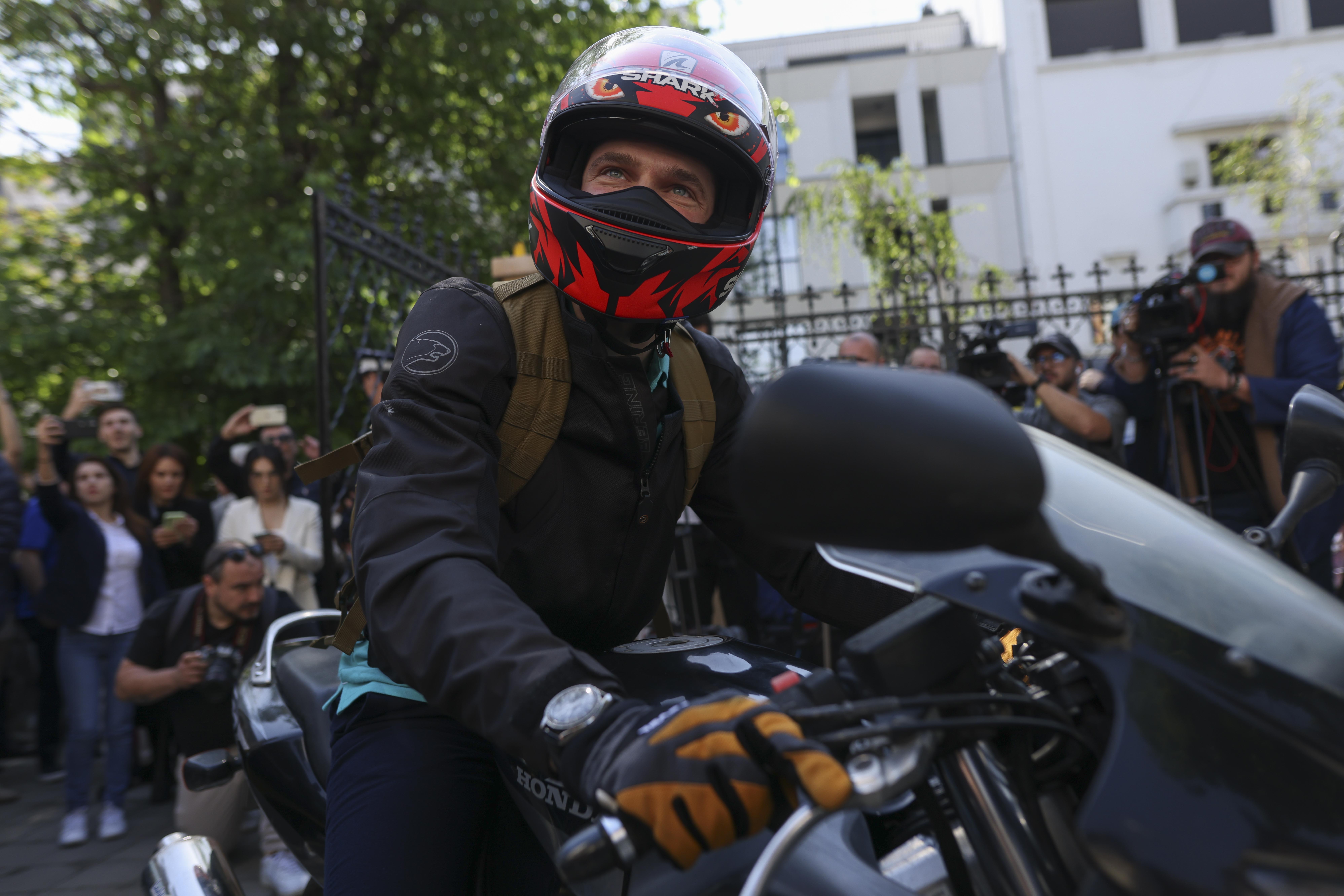 Burduja și-a depus candidatura la Primăria Capitalei. Candidatul PNL a ajuns la eveniment pe motocicletă, aplaudat de liberali