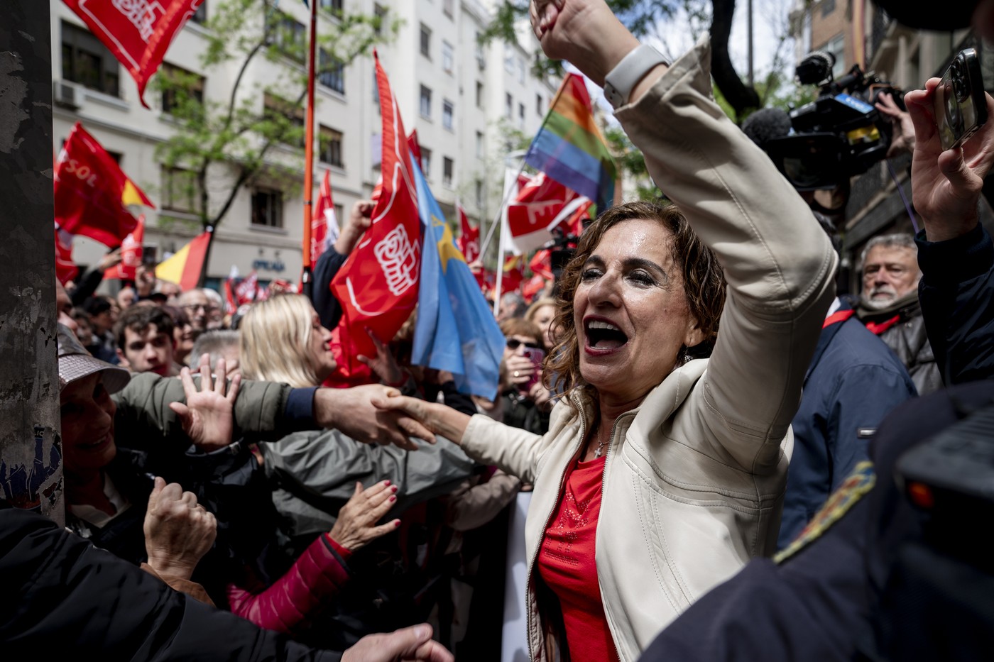Mii de susținători ai premierului spaniol Pedro Sanchez au venit la Madrid să îi ceară să nu demisioneze