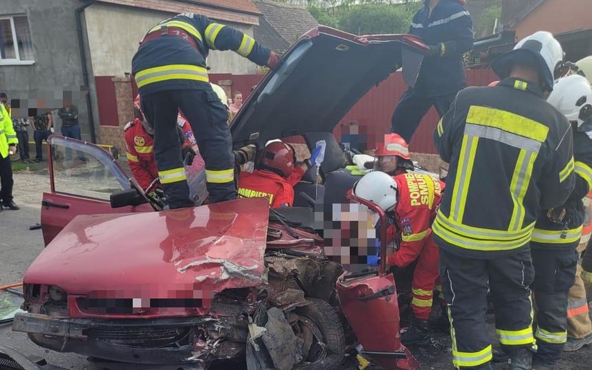 Impact violent pe o șosea din Mureș. Sunt trei victime, una în stare foarte gravă. A intervenit elicopterul SMURD