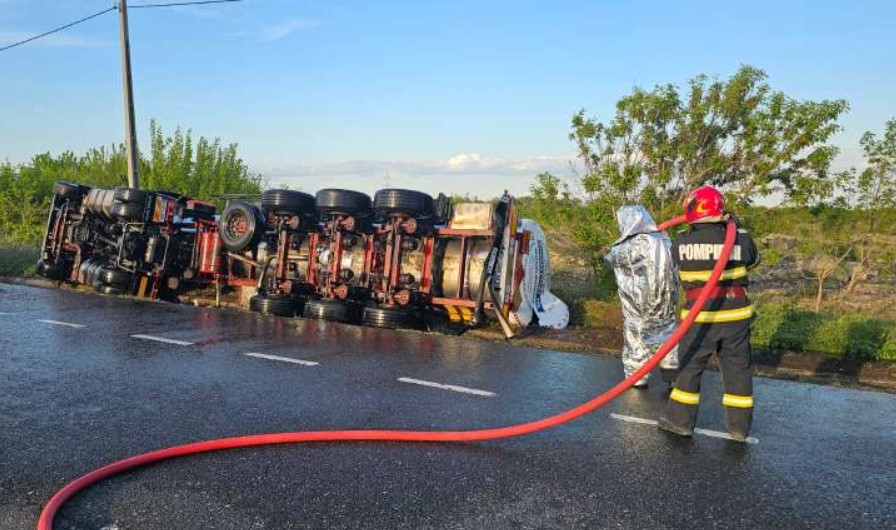 O cisternă cu etanol s-a răsturnat pe DN2, la Mărășești: șoferul a murit, traficul este blocat
