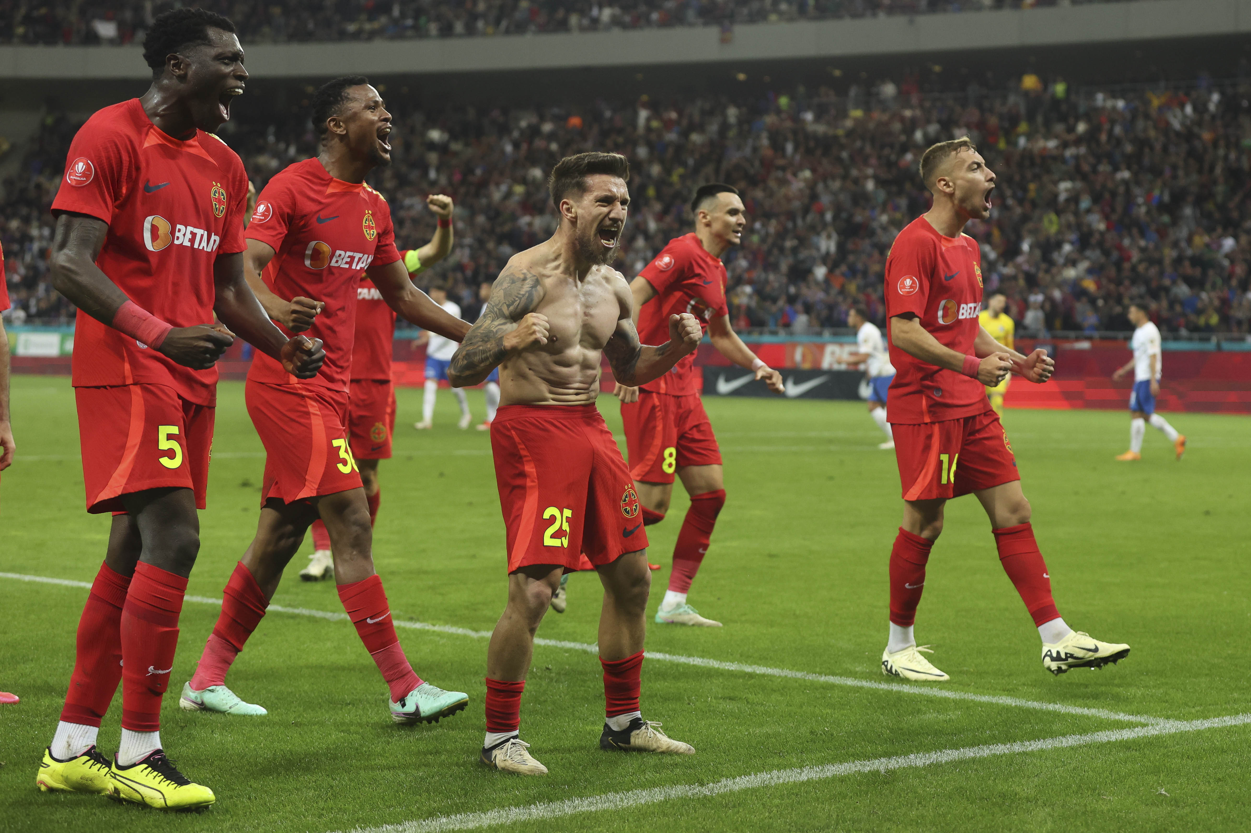 Nicușor Dan a atacat la Curtea Constituțională „Legea Novak”, criticată de cluburile de fotbal din SuperLiga României