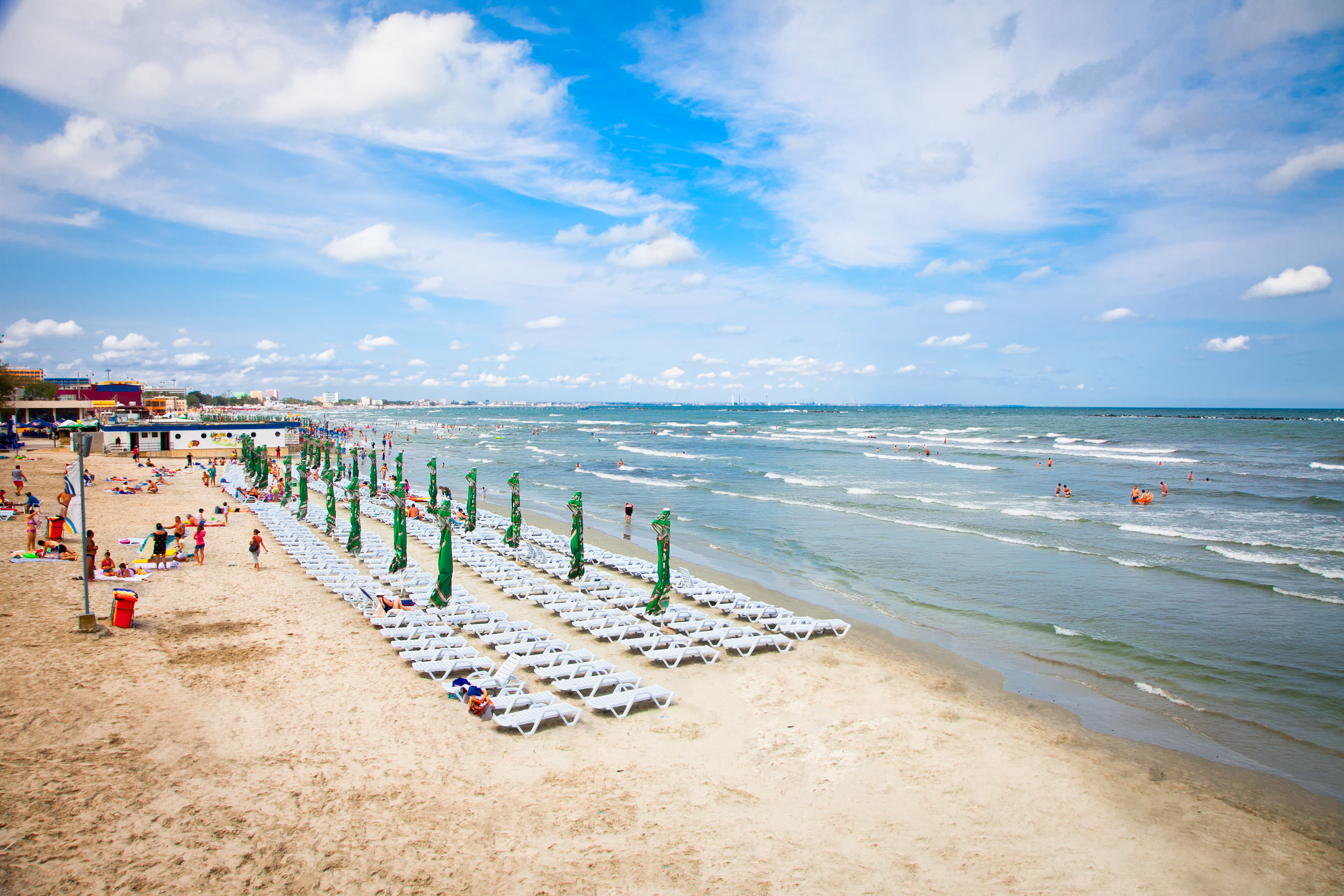 Fenomenul care strică vacanța turiștilor de pe litoral. Apa mării s-a răcit brusc de la 23 de grade la doar 13 grade