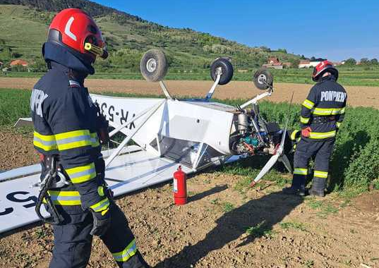 Aterizare forţată a unui avion de mici dimensiuni în Alba. Pompierii au găsit aeronava răsturnată cu roţile în sus