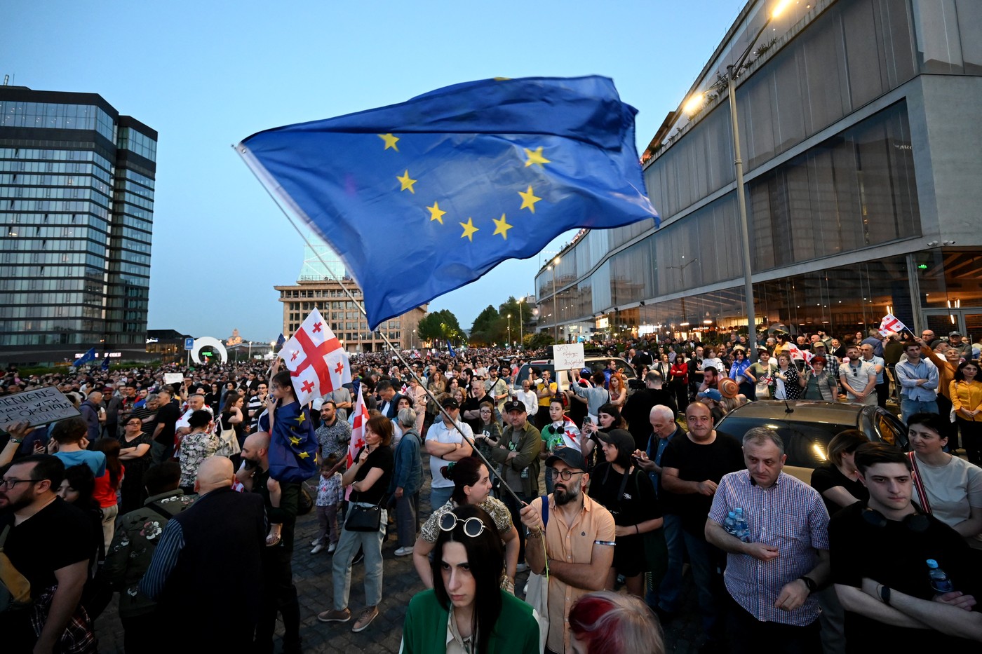 Protest uriaș în capitala Georgiei. 20.000 de oameni au manifestat la Tbilisi împotriva legii „influenţei străine”