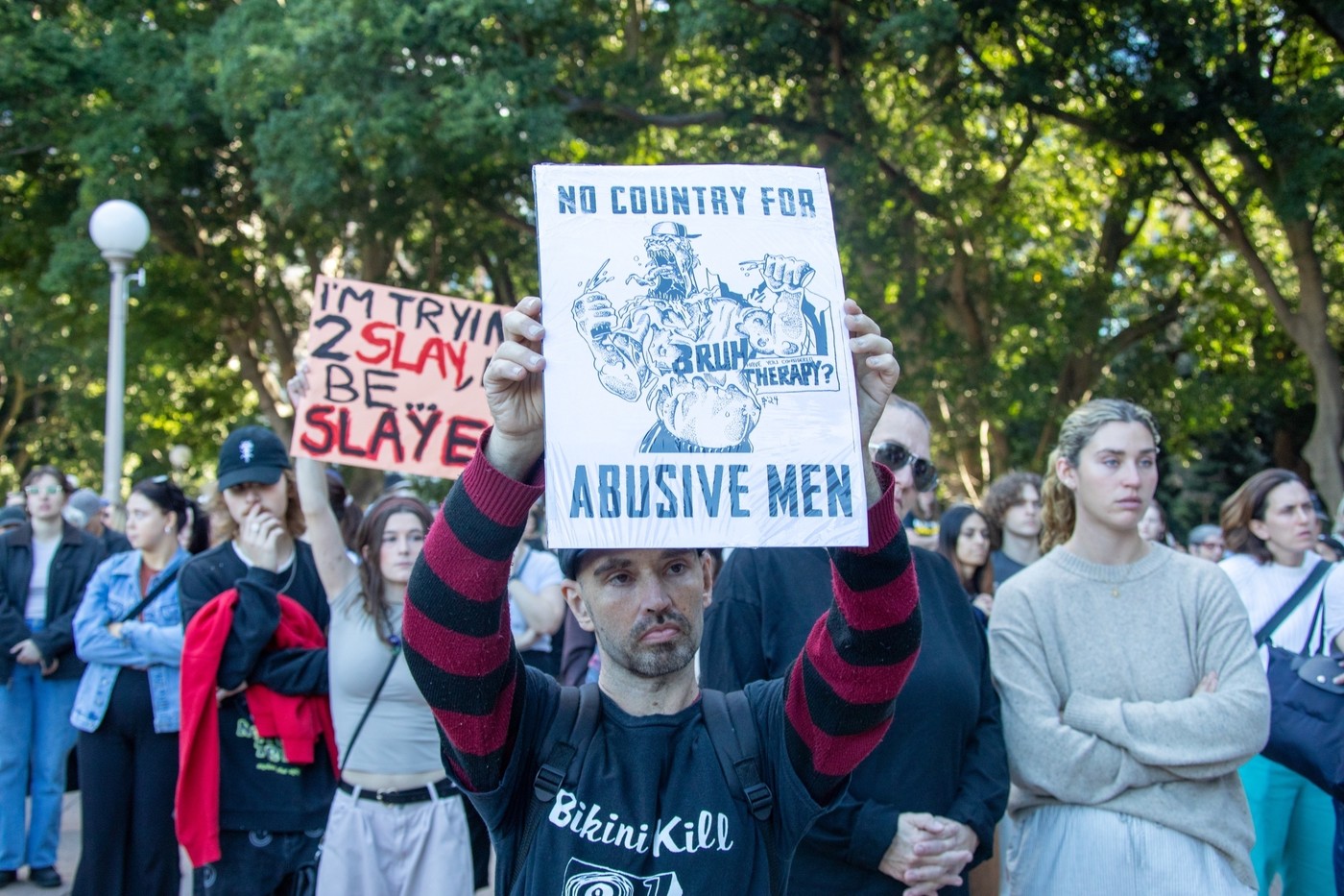 O femeie a fost ucisă la fiecare patru zile în 2024, în Australia. Oamenii cer ca aceste violențe să fie declarate urgență națională