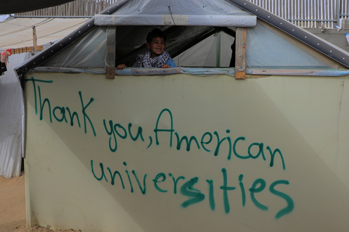 Refugiaţii palestinieni din Rafah au scris pe corturi mesaje de mulțumire pentru studenții care protestează în campusurile americane
