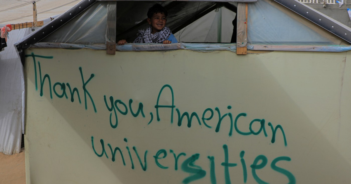 Refugiaţii palestinieni din Rafah au scris pe corturi mesaje de mulțumire pentru studenții care protestează în campusurile americane|EpicNews