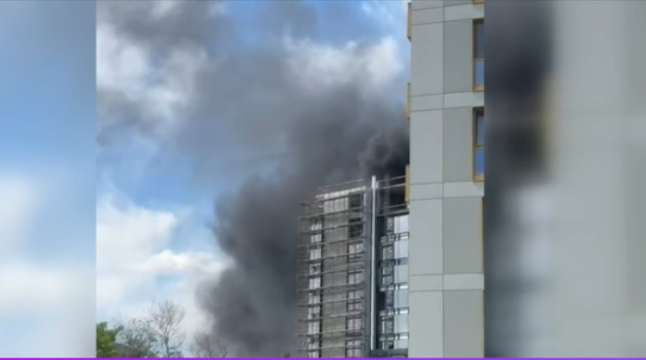 Incendiu puternic la fațada unui bloc în construcție, în București. Fumul gros se vede de la câțiva kilometri