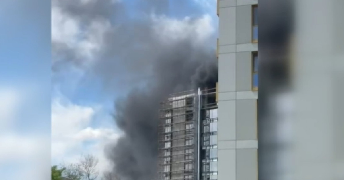 Incendiu puternic la fațada unui bloc în construcție, în București. Fumul gros se vede de la câțiva kilometri|EpicNews