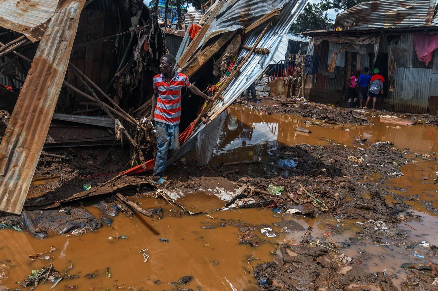 Cel putin 42 de oameni au murit în Kenya dupa ce un baraj de lângă Nairobi s-a rupt