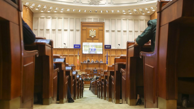 Camera Deputaţilor a suspendat şedinţa de luni, după ce un deputat a blocat tribuna sălii de plen