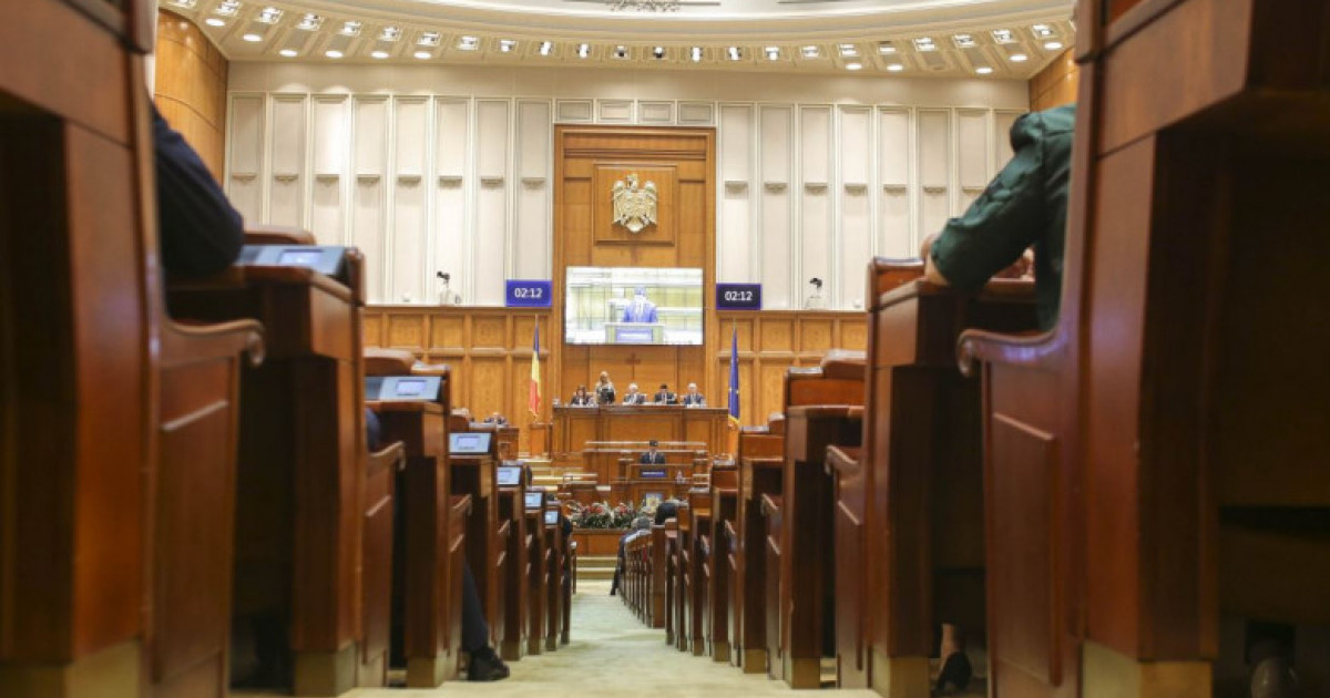 Camera Deputaţilor a suspendat şedinţa de luni, după ce un deputat a blocat tribuna sălii de plen|EpicNews