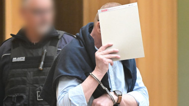 Start of "Bărbat care-și acoperă fața cu un cartonReichsbürger" trial for Reuß group