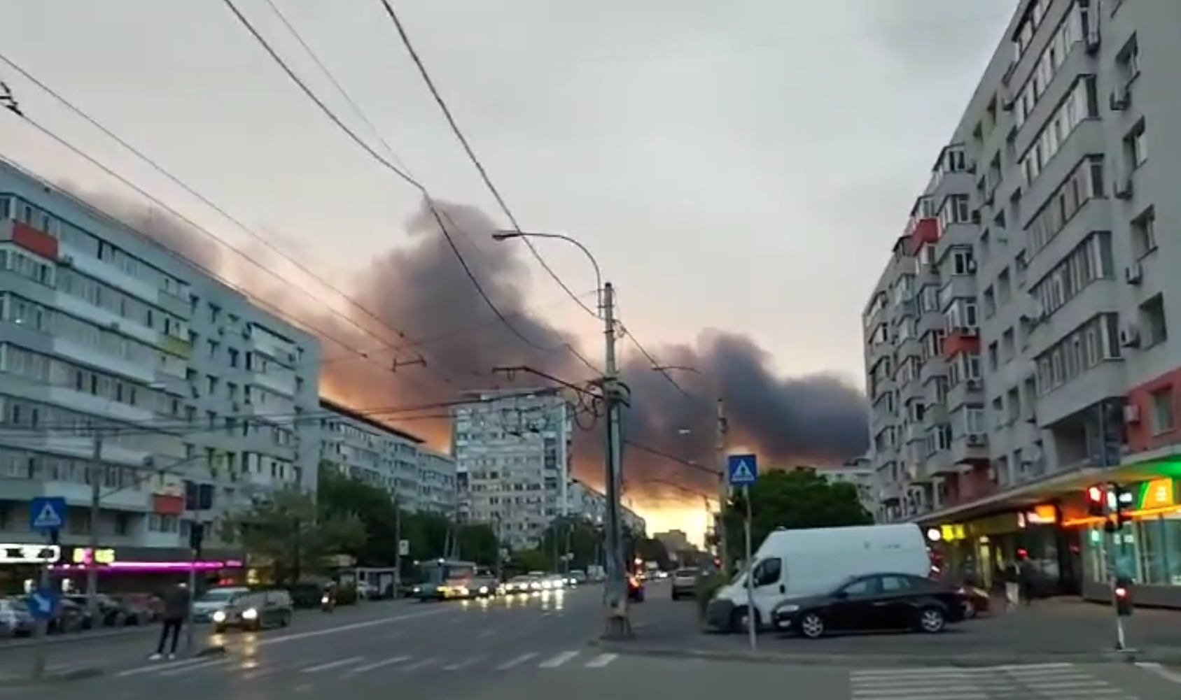 Incendiu și explozii la o clădire din Sectorul 1 al Capitalei. Pompierii au intervenit cu 15 autospeciale. A fost emis mesaj RO-Alert