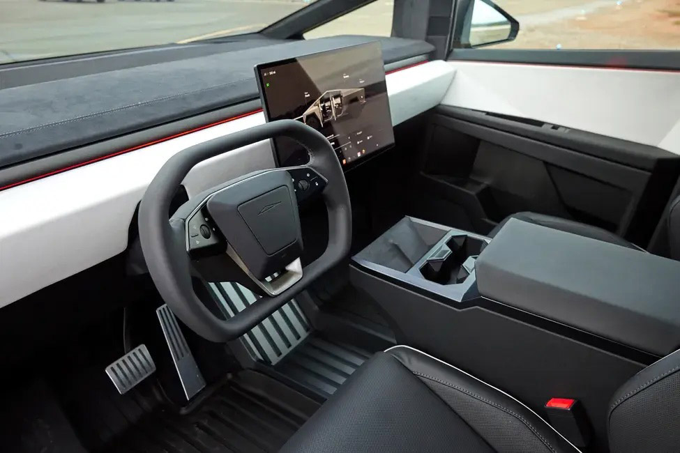 Tesla recheamă aproape 4.000 de mașini Cybertruck din cauza pedalei de accelerație care se poate bloca în timpul mersului