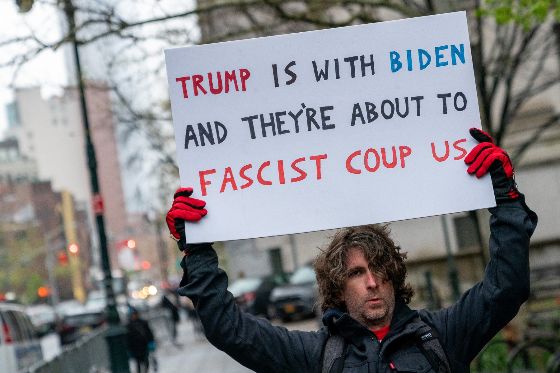 Bărbatul care și-a dat foc la procesul lui Trump a murit. Înainte să facă gestul extrem a împărțit pliante cu teorii ale conspirației