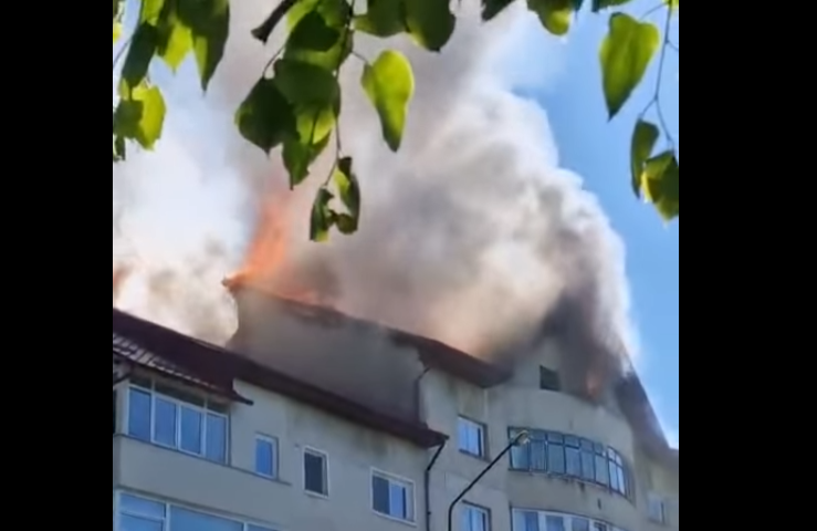 Incendiu uriaș la un bloc din Rădăuți. Flăcări și degajări mari de fum la acoperișul imobilului