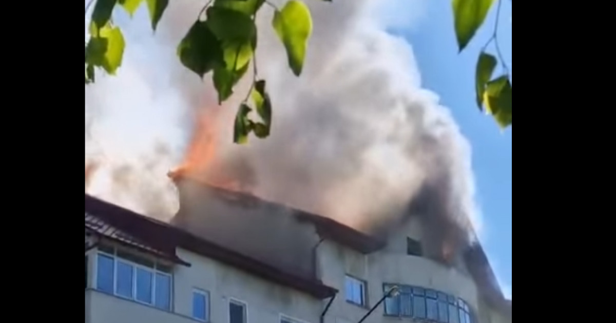 Incendiu uriaș la un bloc din Rădăuți. Flăcări și degajări mari de fum la acoperișul imobilului|EpicNews