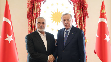 Erdogan îi strânge mâna lui Hanieh