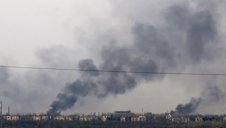 O coloană de fum se ridică dintre ruinele clădirilor bombardate din Ceasiv Iar