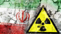 Steagul iranian pe un perete cu simbolul nuclear lângă