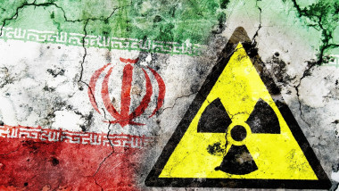 Steagul iranian pe un perete cu simbolul nuclear lângă