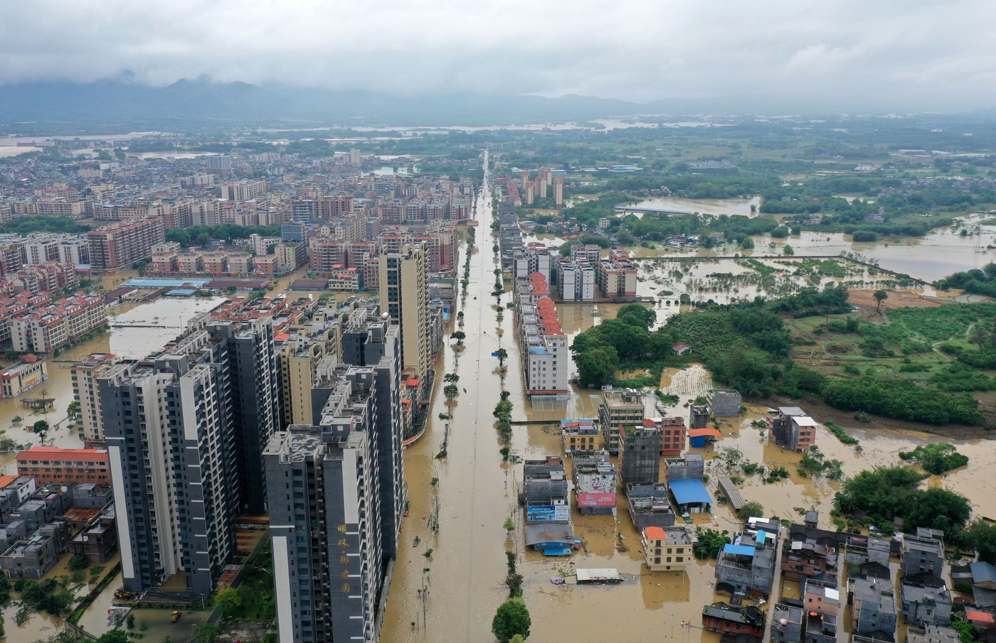 „Inundațiile secolului”. Ploile torențiale au făcut ravagii în cea mai bogată provincie din China. 11 oameni au fost dați dispăruți