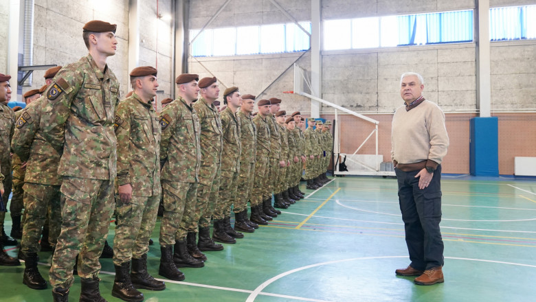 Deficitul de personal al Armatei Române este undeva la peste o treime din efective, cea mai mare lipsă în structurile militare fiind în rândul ofițerilor, acolo unde gradul de ocupare e de doar 57%. Datele au fost furnizate, în premieră, de ministrul Apărării Angel Tîlvăr