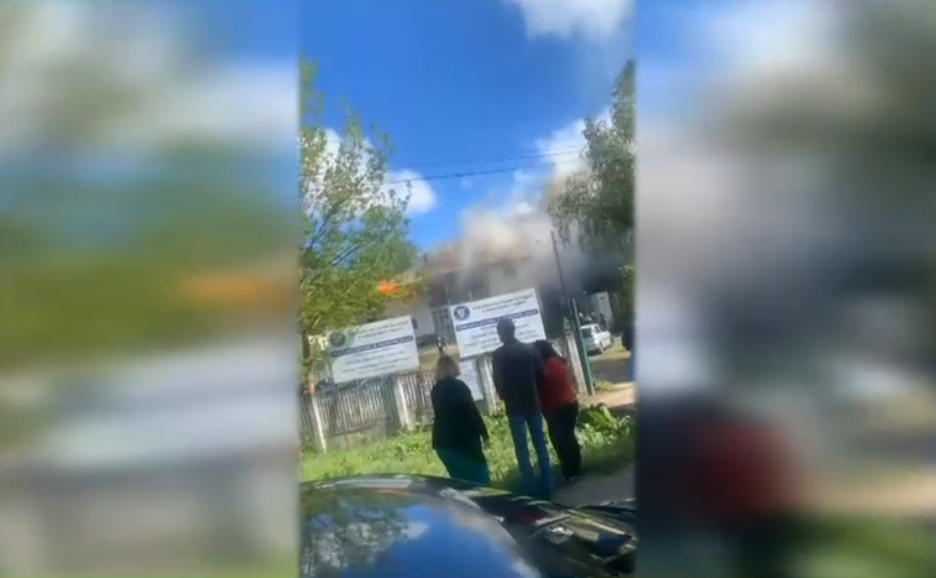Incendiu la sediul unei primării din Dolj: Arde acoperişul clădirii. Planşeul s-a prăbuşit în două camere