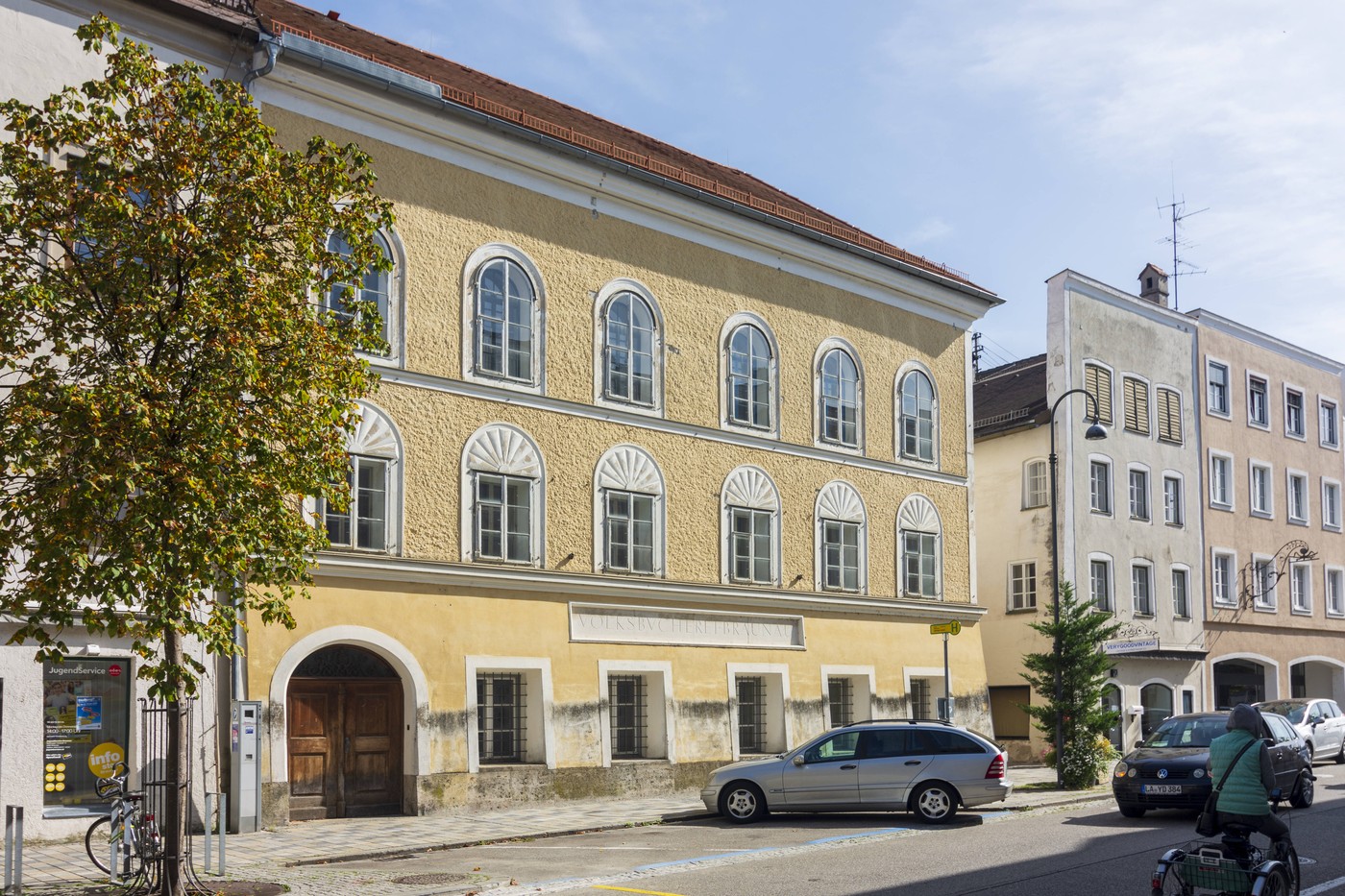 Patru tineri germani s-au dus până în Austria ca să pună flori la casa lui Hitler, de ziua lui, dar nu știau ce se află acum în clădire