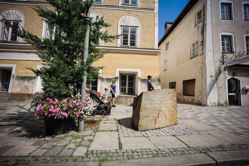 21.08.2021, Braunau am Inn, AUT, Fototermin, Braunau History, Unterwegs in Oberösterreich, im Bild der Mahnstein vor dem