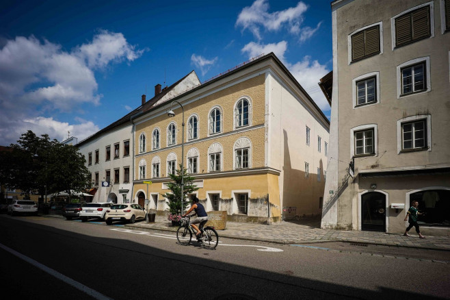 21.08.2021, Braunau am Inn, AUT, Fototermin, Braunau History, Unterwegs in Oberösterreich, im Bild der Mahnstein vor dem