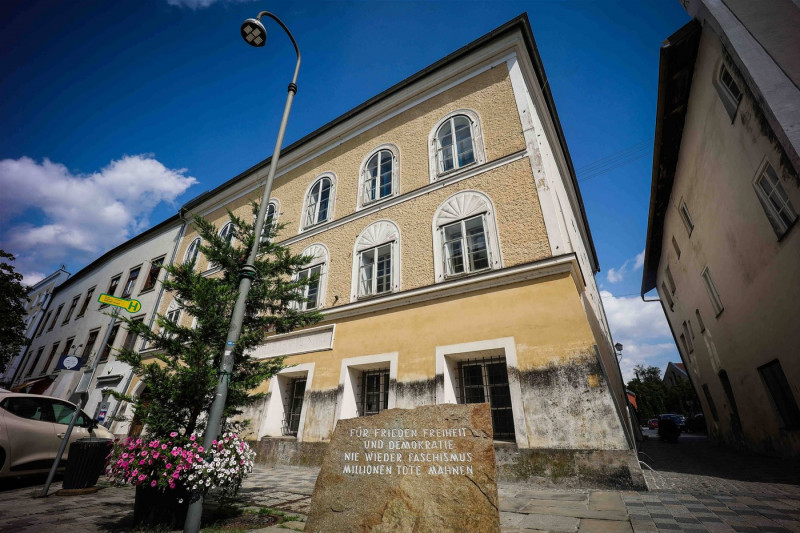 21.08.2021, Braunau am Inn, AUT, Fototermin, Braunau History, Unterwegs in Oberösterreich, im Bild der Mahnstein vor dem